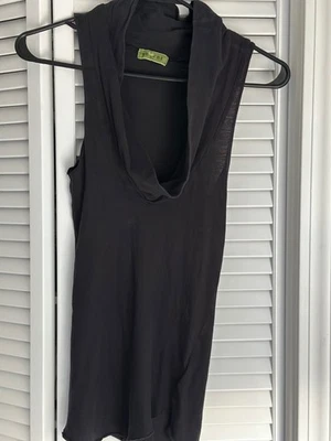 Camiseta sin mangas de algodón negra con cuello de capucha de terciopelo mediana Foto 1 de 4