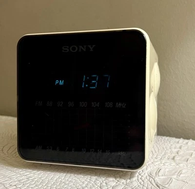 1980's Vintage AM/FM Radio Sony Dream Machine Cube ICF-C10W 60HZ Works Tested - Image 1 of 4