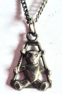 Alter 835er Silber Anhänger Charms - Teddy auf Schaukel  - Bild 1 von 3