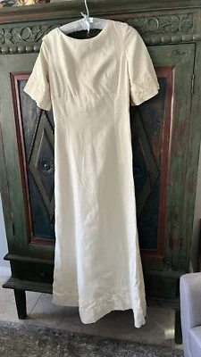 Vestido de novia de seda Peau De Soie años 60 a medida. Sin manchas evidentes, sin tren. Foto 1 de 4