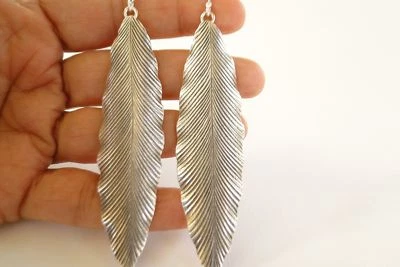 Pendientes colgantes de plata de ley con diseño de pluma larga Thai Hill Tribe sin piedra Foto 1 de 4
