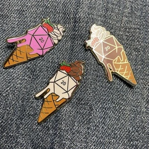 Pin de solapa D20 cono de helado esmalte Dungeons and Dragons DND Gamer D&D - Imagen 1 de 6
