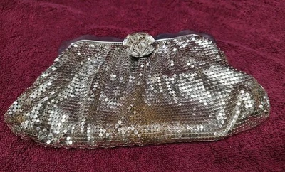 Bolso sin asas vintage Whiting And Davis bolso de mano malla con lentejuelas cierre de estrás Foto 1 de 4