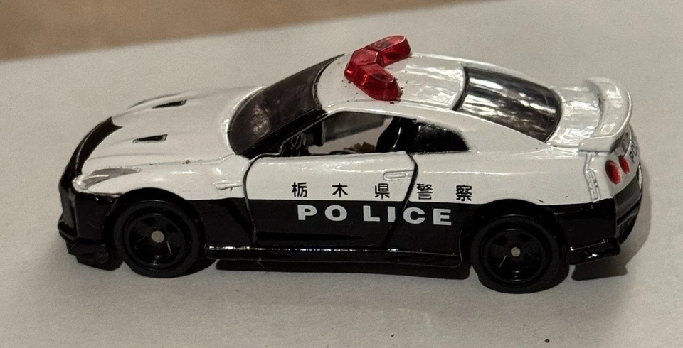Coche de Policía Tomica Nº23 Nissan GT-R. Coche super chulo con puertas que se abren.  Foto 1 de 4