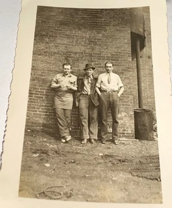 ¡Foto instantánea rara antigua vintage de trabajadores de fábrica de zapatos americanos Smoke Break! - Imagen 1 de 5