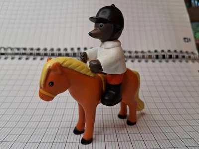 Jouet - Figurines PVC Petit Ours Brun -à dos de poney.  BE - Photo 1/2