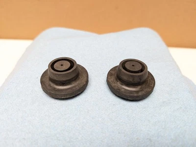 07-22 Lexus 06-11 Toyota Upper Radiator Rubber Mounting Insulator Cushion ( 2 ) - Image 1 of 4