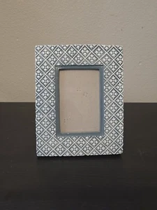 Marco de fotos de cerámica vintage intrincado diseño floral grabado azul y blanco 4x6" - Imagen 1 de 17