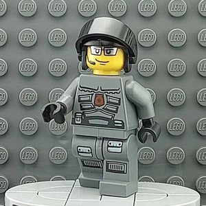 LEGO - sp094 - Space Police 3 Officer 1 - Minifigure - In Set 5969 - Ships Fast! - Picture 1 of 9