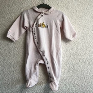 Klassischer Pooh Vintage 90er rosa Winnie Puuh Einteiler Pyjama Größe 6 Monate - Bild 1 von 14