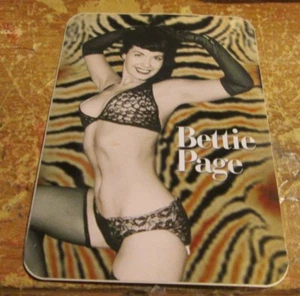 BETTIE PAGE PEGATINA COLECCIONABLE VINTAGE 1999 VENTANA CALCOMANÍA BURLESQUE GIRL - Imagen 1 de 1