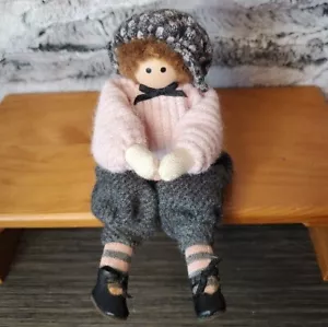 Muñeca Waldorf Inspirada Estante Cuidador Ropa Detallada Zapatos Rosa y Gris Gorra de Lana - Imagen 1 de 7