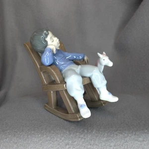 Estatuilla de porcelana Lladro niño dormido en mecedora con caballo de juguete España azul - Imagen 1 de 8