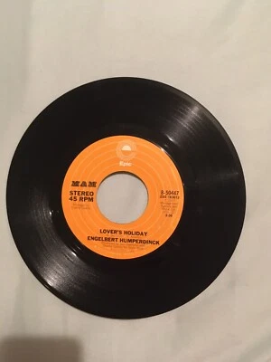 Engelbert Humperdinck - Look At Me / Lover's Holiday On Epic 45 Vinyl - Image 1 of 2