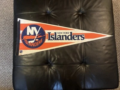 VINTAGE NEW YORK ISLANDERS NHL HOCKEY TEAM PENNANT- 11.75 in X 30.5 in - Image 1 of 2