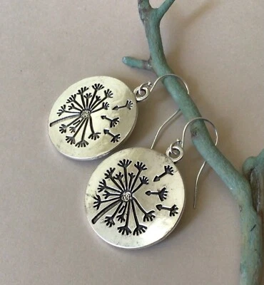 NUEVOS PENDIENTES DE JOYERÍA ARTESANAL DE PLATA ESTERLINA HECHOS A MANO CON DIJE DE DANZA DE LEÓN Foto 1 de 4