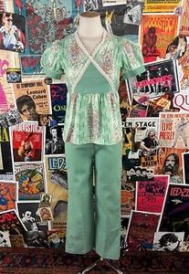 Conjunto de Traje Pantalones Top Manga Abullonada Cuello en V Floral Pastel Verde Años 70 De Colección PXS Retro - Imagen 1 de 17