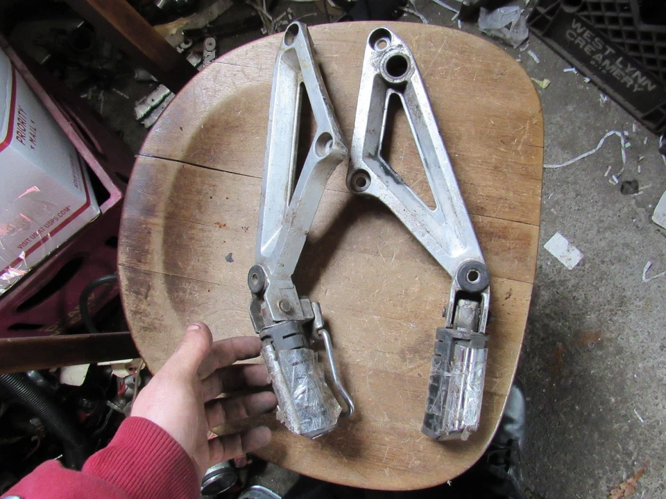 Honda VF700 S 1984 sable estriberas traseras y soportes izquierda derecha Foto 1 de 1