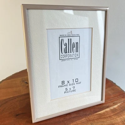 Marco de fotos de metal vintage 8x10 bordes dorados topo con tablero de tapete Foto 1 de 4