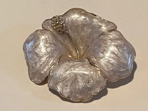Vtg Hibiscus Brooch Pin Jewelry Cream Swirl Enamel Gold Trim Signed 1.5 in - Picture 1 of 9