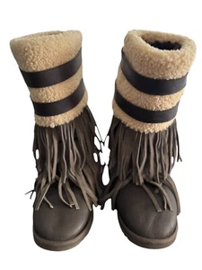 Stivali donna alti sherpa UGG koolaburra marroni scamosciati frange fibbie rari taglia 9 - Foto 1 di 6