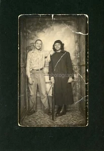 USA FAMILY PORTRAIT Vintage DISTRESSED  FOUND BLACK AND WHITE PHOTO 47 LA 85 L - Picture 1 of 1