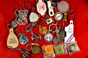 lot de porte-clefs publicitaires Alfa-Romeo , Peugeot , Kleber etc ... - Imagen 1 de 2