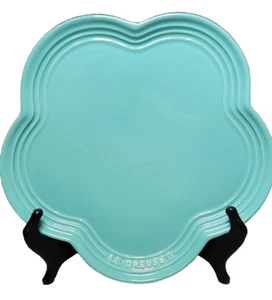 Le Creuset Turquoise 9 inch Large Scalloped Edge Flower Plate 23 cm NWT - Picture 1 of 6