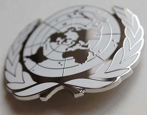 United Nations METAL Peacekeeping Force BERET Cap Badge Pin insignia - Picture 1 of 4