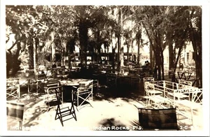 RPPC Indian Rocks Palm Gardens, Florida asientos al aire libre foto real postal - Imagen 1 de 2