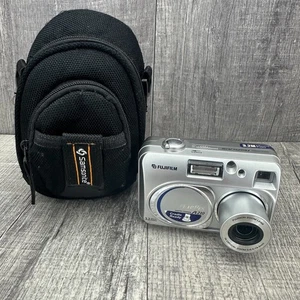 Cámara digital FujiFilm FinePix A210 3,2 megapíxeles plateada probada con estuche - Imagen 1 de 11