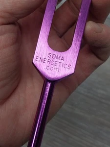 Horquilla de afinación ponderada Soma Energetics 213 HZ LA aluminio púrpura - Imagen 1 de 2