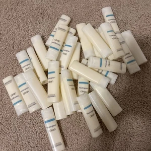 Lot of 31 Neutrogena Clean Travel Size Normalizing Conditioner 24ml - Photo 1/3