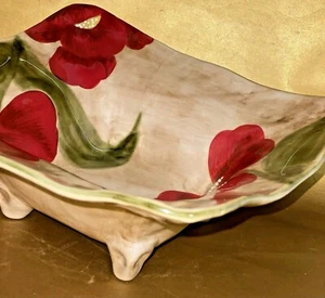 GIFTCRAFT OASIS 11" FLORES ROJAS HOJAS VERDES EN CUENCO CON PATAS MARRÓN TOSTADO - Imagen 1 de 11