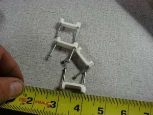 Grapa de cable aislada, corona de 3/4", plástico, doblador blanco GB-Gardner 25 piezas - Imagen 1 de 2