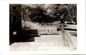 Chow Line-Up U.S.N.T.C. Great Lake Illinois RPPC - Imagen 1 de 2