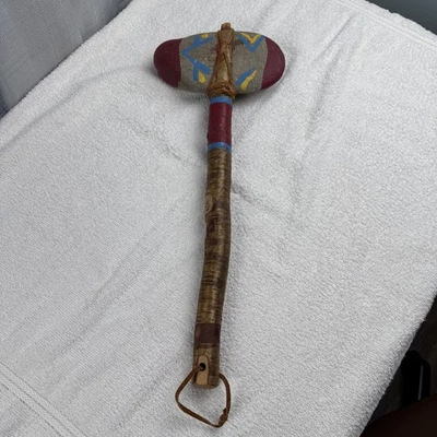 老式纪念品彩绘石战斧木柄工具美洲原住民印第安人 — 第 1/4 张图片