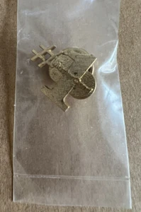 Pin de solapa MasterCard vintage #1 metal dorado tarjeta de crédito compañía bancaria recuerdo - Imagen 1 de 2