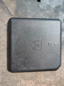 Cubierta de caja de fusibles eléctricos debajo del capó para camioneta Chevy Silverado Suburban 1999-06 - Imagen 1 de 6