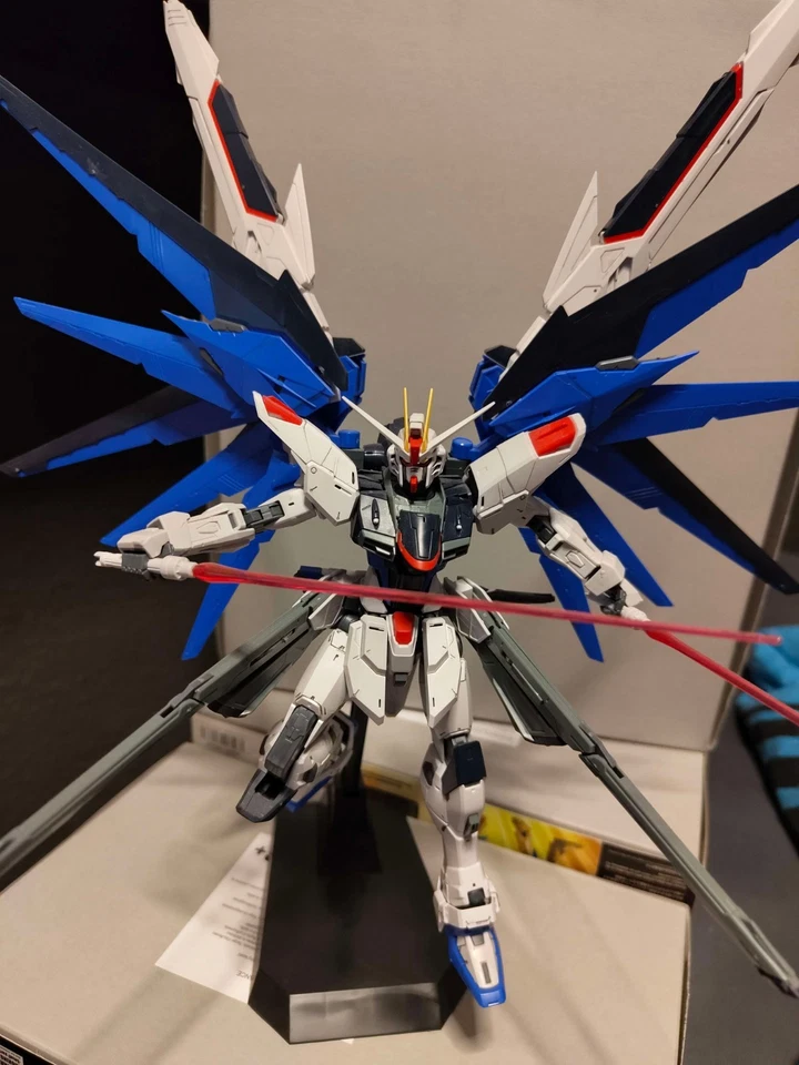 MG Freedom Gundam 2.0 1/100 Modellbaukit Zusammengebaut - Bild 1 von 1