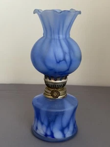 VINTAGE BLAUE SATINIERTE GLAS MINIATUR ÖLLAMPE 7,5" - Bild 1 von 9