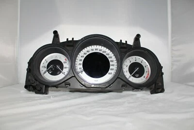 Cuadro de instrumentos velocímetro 2014 2015 Mercedes Benz Clase C 43.825 millas Foto 1 de 4