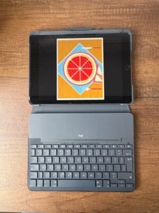 iPad 6th Gen 32GB boxed + Logitech Slim Folio Keyboard - great working condition - Picture 1 of 21