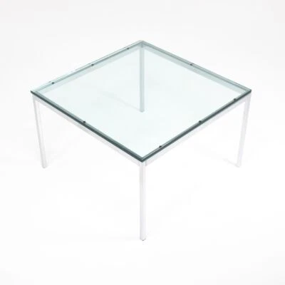 Mesa auxiliar Florence Knoll 2019 29 x 29 con tapa de vidrio transparente y marco de acero satinado Foto 1 de 4