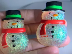 Menge 2 Weihnachten irisierende Schneemann Punze Vintage Brosche Anstecknadel V-7705 * - Bild 1 von 3