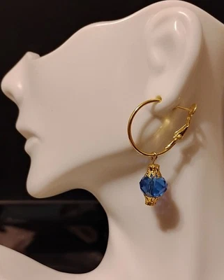 Brincos de argola dourada 0,75 pol. com miçangas de cristal azul – pendurados feitos à mão  - Imagem 1 de 3