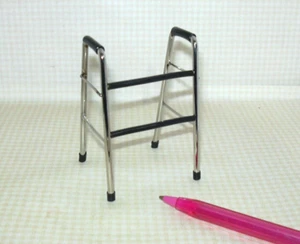 Miniatur stabiler Chrom Rollator mit schwarzen Griffen: Puppenhaus 1:12 - Bild 1 von 2