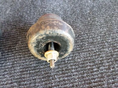 2004 CHEVROLET SUBURBAN LT 1500 4 X 4 5.3 RADIATOR SUPPORT TO FRAME MOUNT OEM  Foto 1 de 3