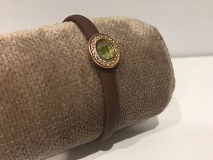 Pulsera caucho marrón, metal dorado y cristal verde - Brown Bracelet with Green - Picture 1 of 1