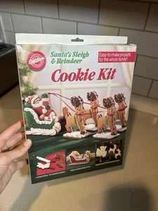Vintage Wilton Santa’s Sleigh And Reindeer Christmas Cookie Set New In Box - Picture 1 of 5